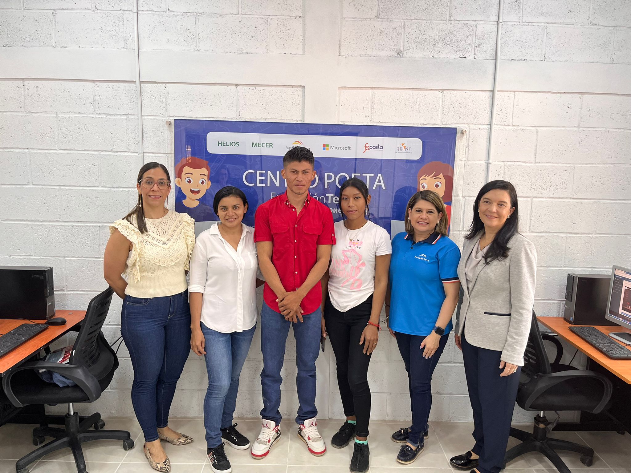 inauguran el Centro de Habilidades digitales (POETA) en el Centro Comunitario San José de la Landa, Choluteca.